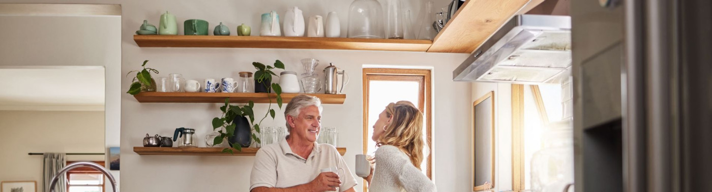 Un homme et une femme discutent dans une cuisine