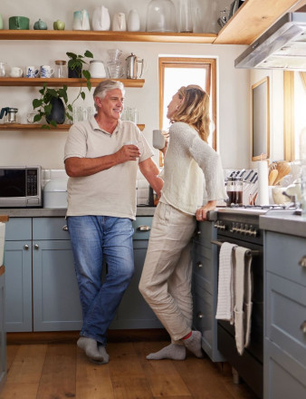 Un homme et une femme discutent dans une cuisine